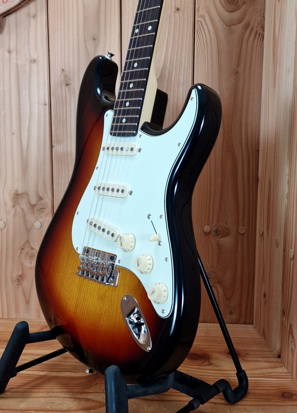 FGN E-Gitarre, Neo Classic ST 100, SSS Pickups, 3Tone Sunburst, Gigbag – Bild 4