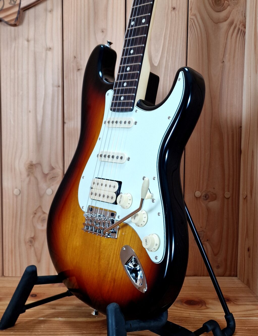 FGN E-Gitarre, Neo Classic ST 110, HSS Pickups, 3Tone Sunburst, Gigbag – Bild 6