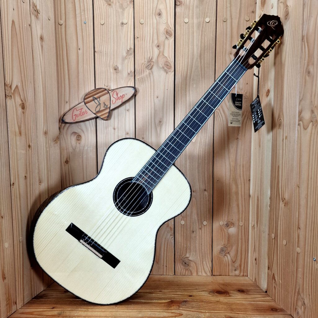 ORTEGA Grandsuite, 4/4 Konzertgitarre 6-String - Natural + Gigbag