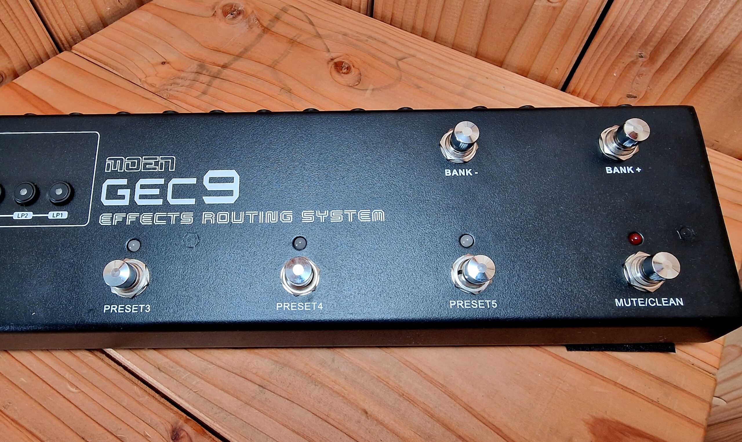 Moen GEC9 MK I, Effects Routing System, Loopswitcher - J's