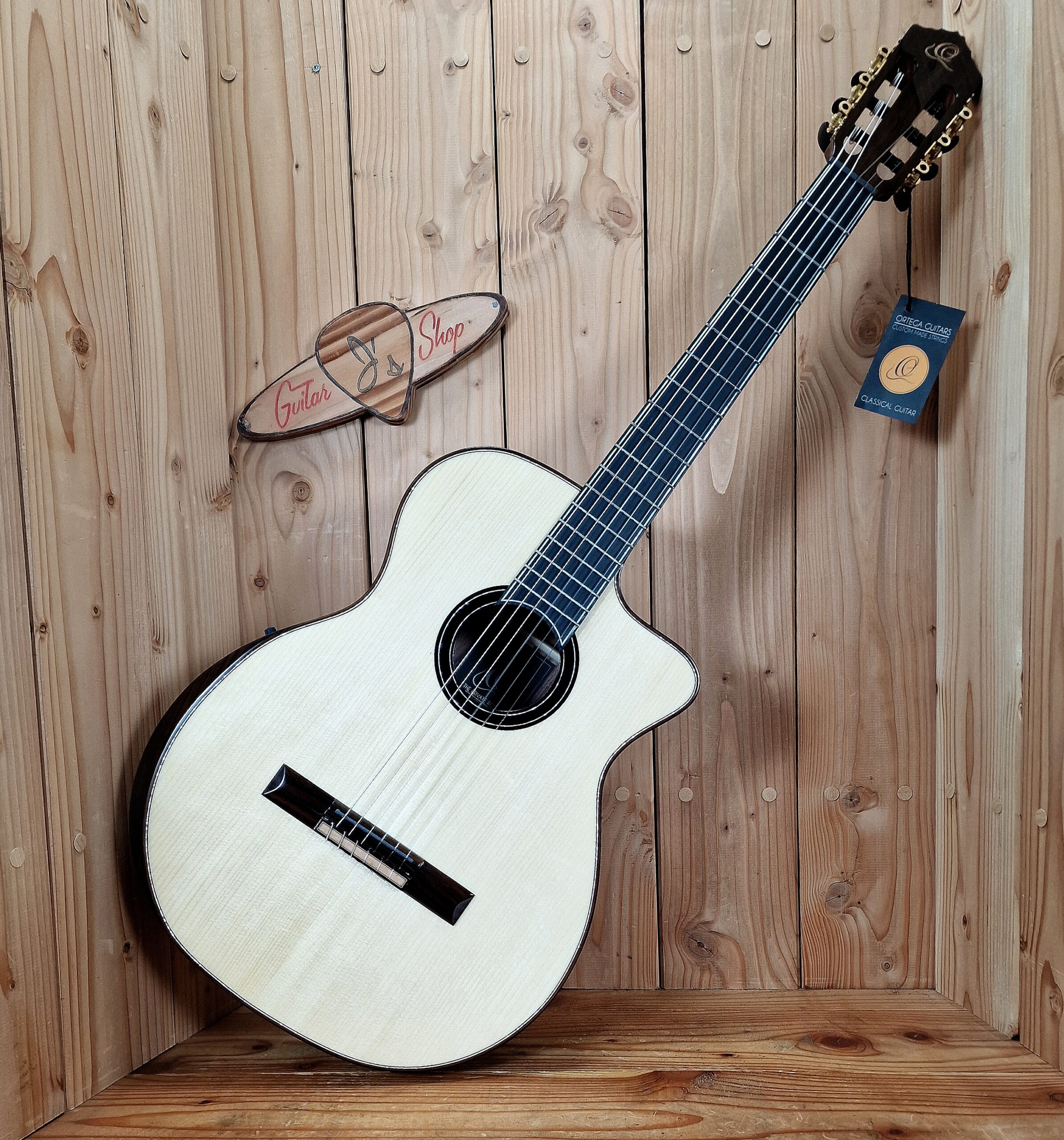 ORTEGA Grandsuite CE 4/4 Konzertgitarre, Cutaway+Preamp, Natural + Gigbag