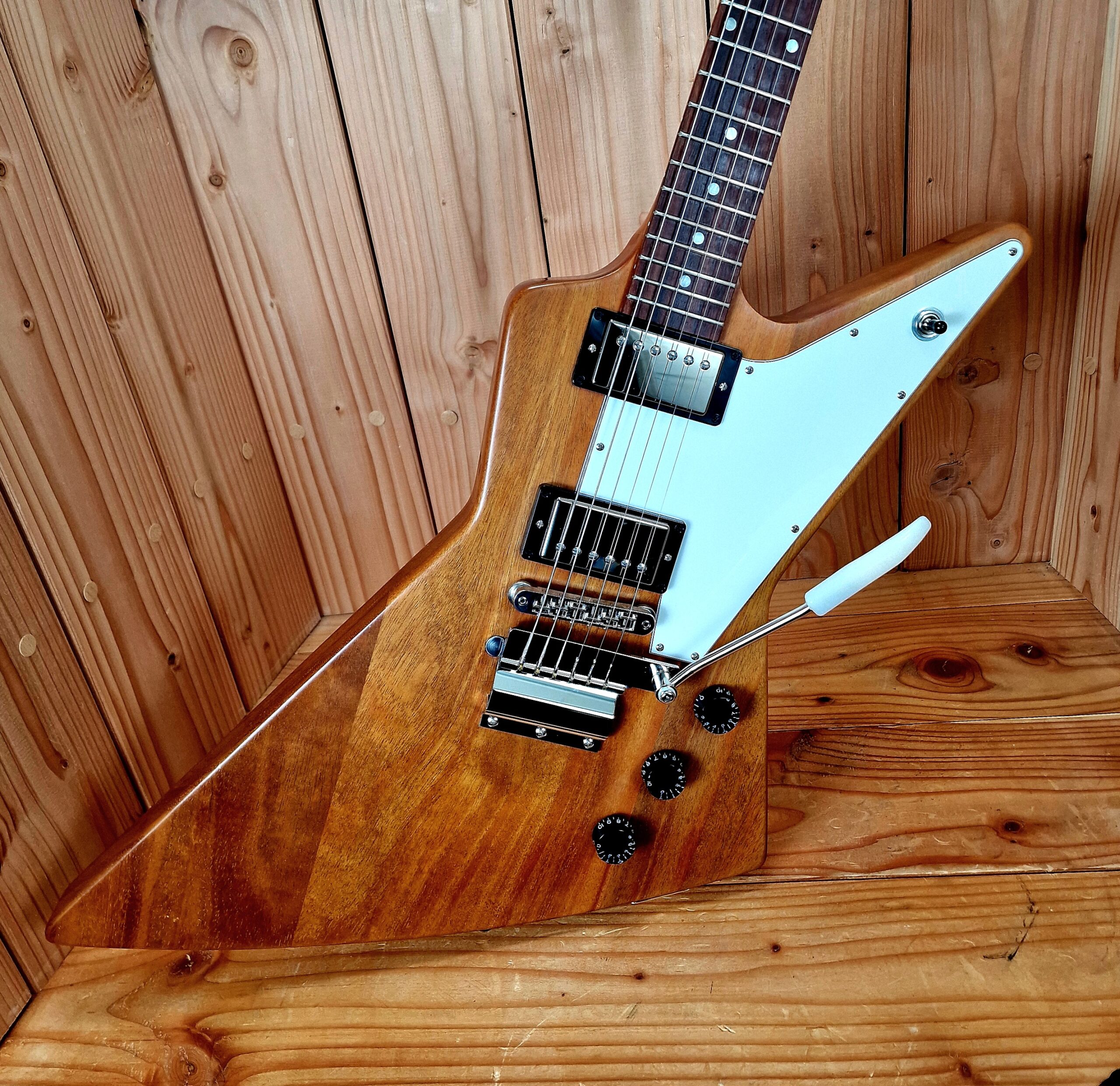 Gibson Explorer Bj.2018 Antique Natural, Maestro Tremolo – Bild 5
