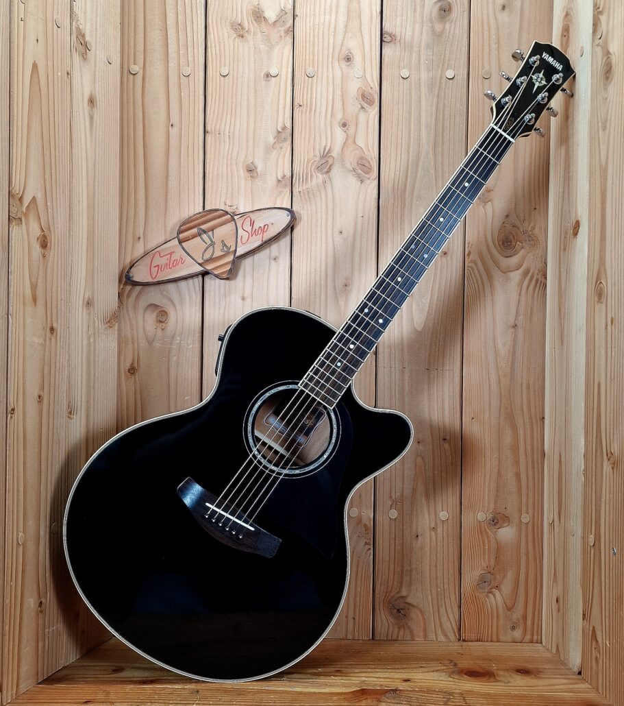 Yamaha CPX 700 Black, mit Preamp und Foam Case