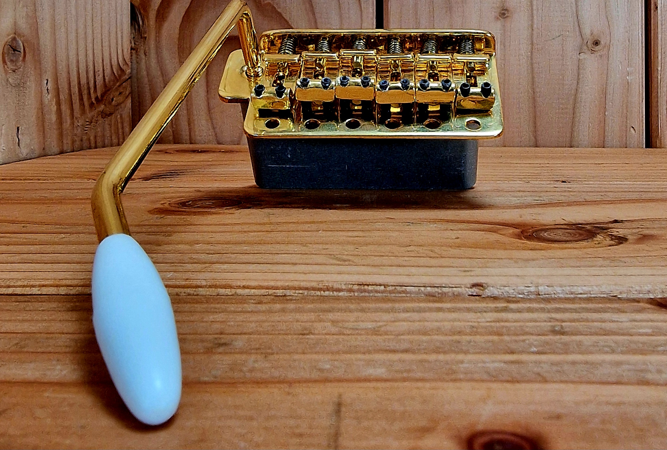 Rockinger Vintage Tremolo für S-Style Gitarren, Gold – Bild 2